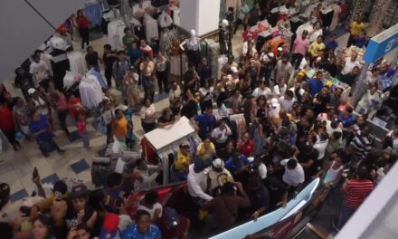 Cientos de personas vienen a Plaza Lama posteriormente de examinar a los participantes de la casa de Alofoke