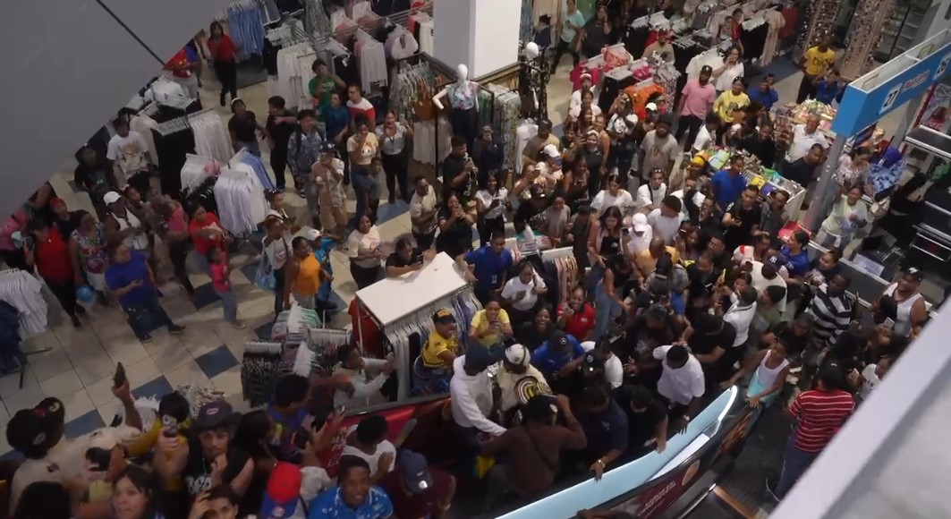 Cientos de personas vienen a Plaza Lama posteriormente de examinar a los participantes de la casa de Alofoke