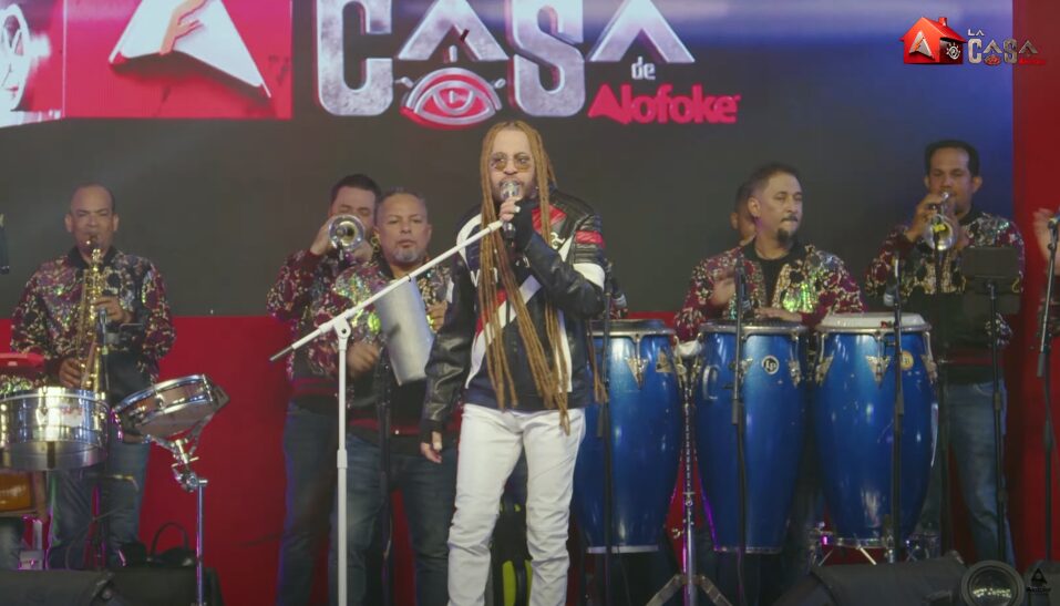 Toño Rosario toma el ambiente de la casa de Alofake