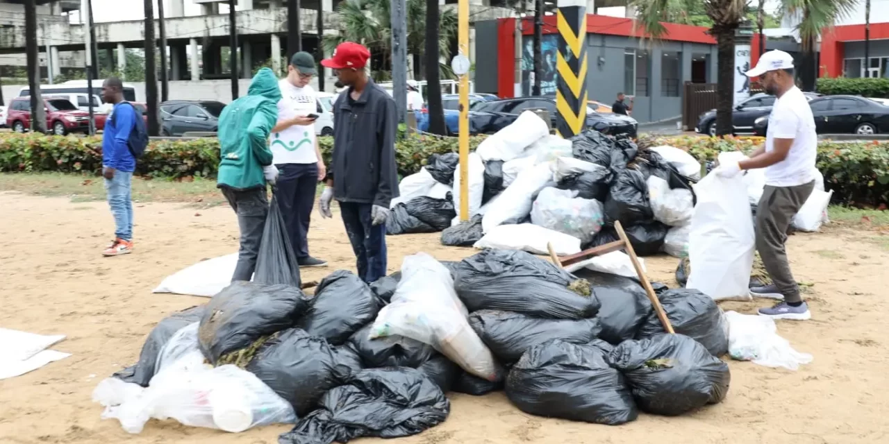 Cientos de bolsas de plástico retiradas de las costas