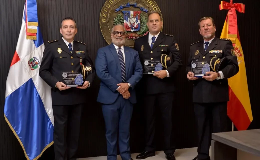 El consulado dominicano en Madrid honra a la policía española por su apoyo