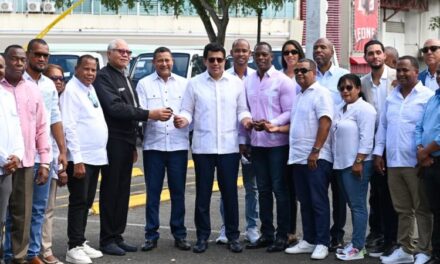 El ministro de turismo entrega 38 camiones volquete para municipios turísticos