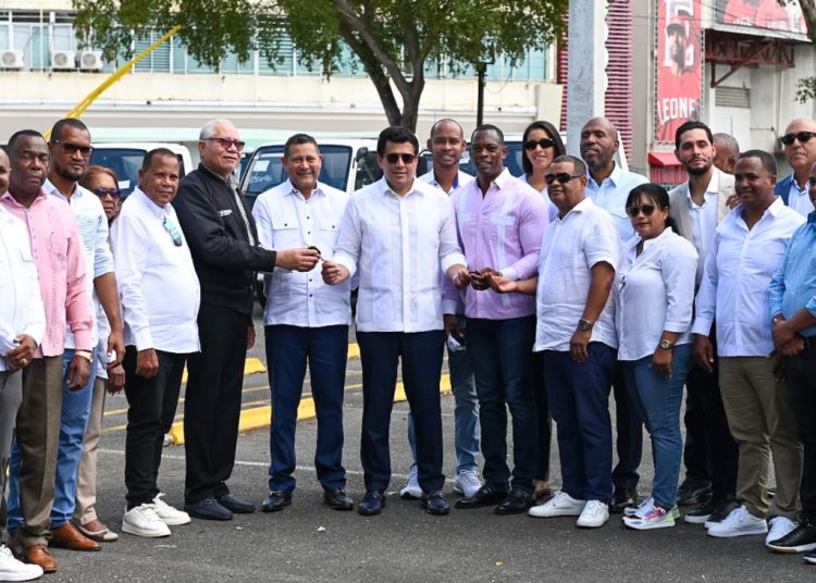 El ministro de turismo entrega 38 camiones volquete para municipios turísticos