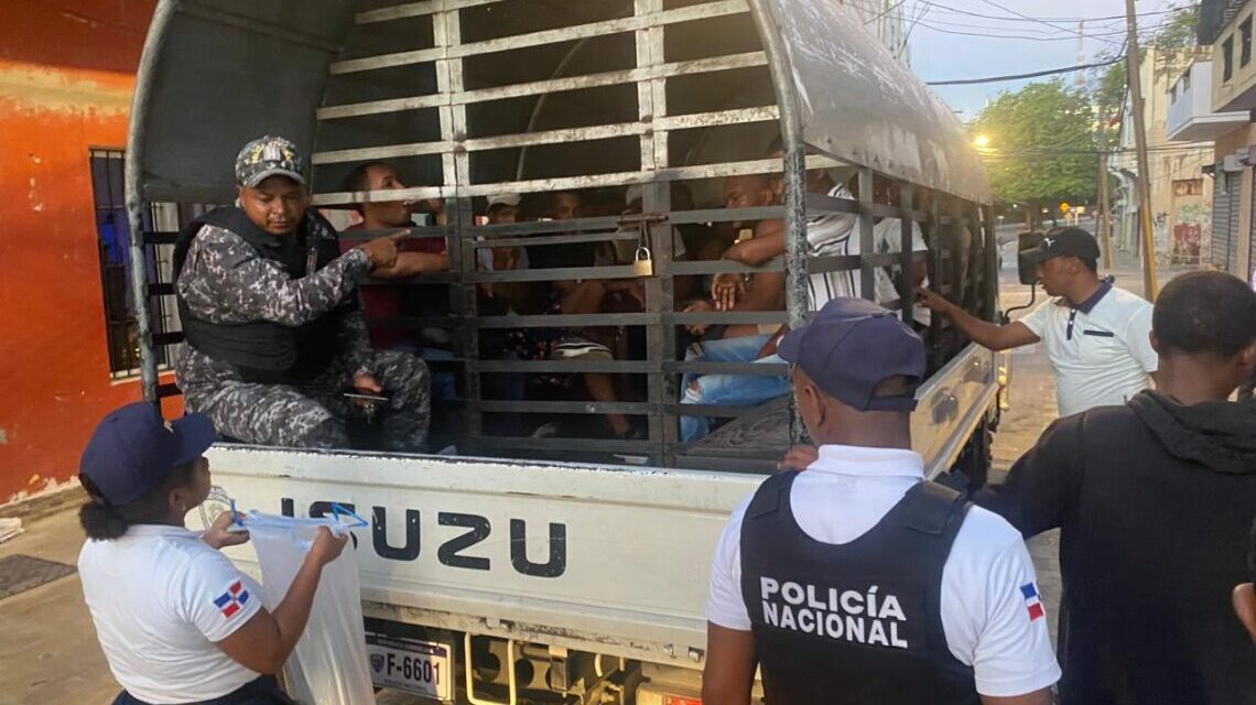 Evento ilegal de RAID de la policía franquista en la ciudad colonial
