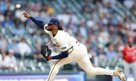 Freddy Peralta tuvo una salida de calidad con 10 ponches en triunfo Milwaukee