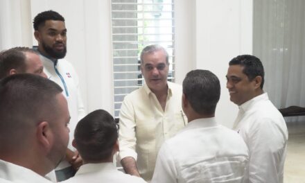 Abinader y Karl Towns construirán una arena de baloncesto en Tamboril
