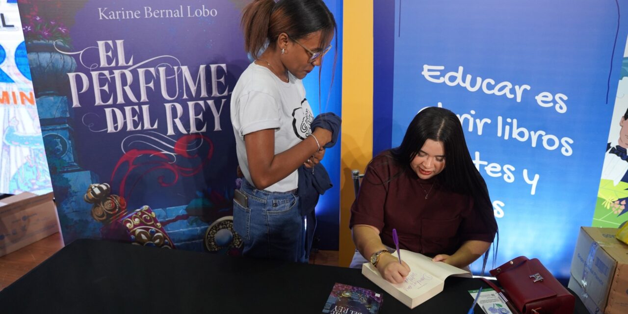 La escritora colombiana Karine Bernal Lobo presenta el perfume del rey