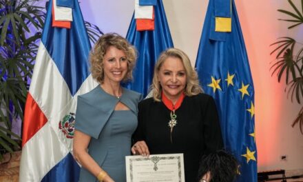 La embajadora dominicana Rosa Hernández de Grullón recibe al comandante de la Legión de Honor de Francia