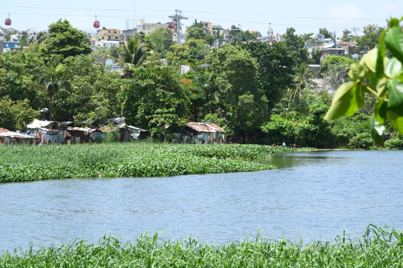 Las familias a orillas del río Ozama esperan al gobierno acelerando su reubicación.