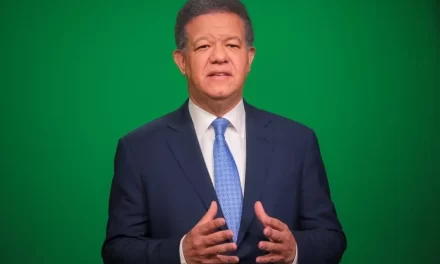 Leonel Fernández recibe un noticia de CES sobre la crisis haitiana