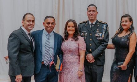 Los funcionarios de Rhode Island y Dominican celebran en la Gala Hispana