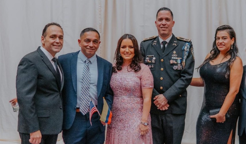 Los funcionarios de Rhode Island y Dominican celebran en la Gala Hispana