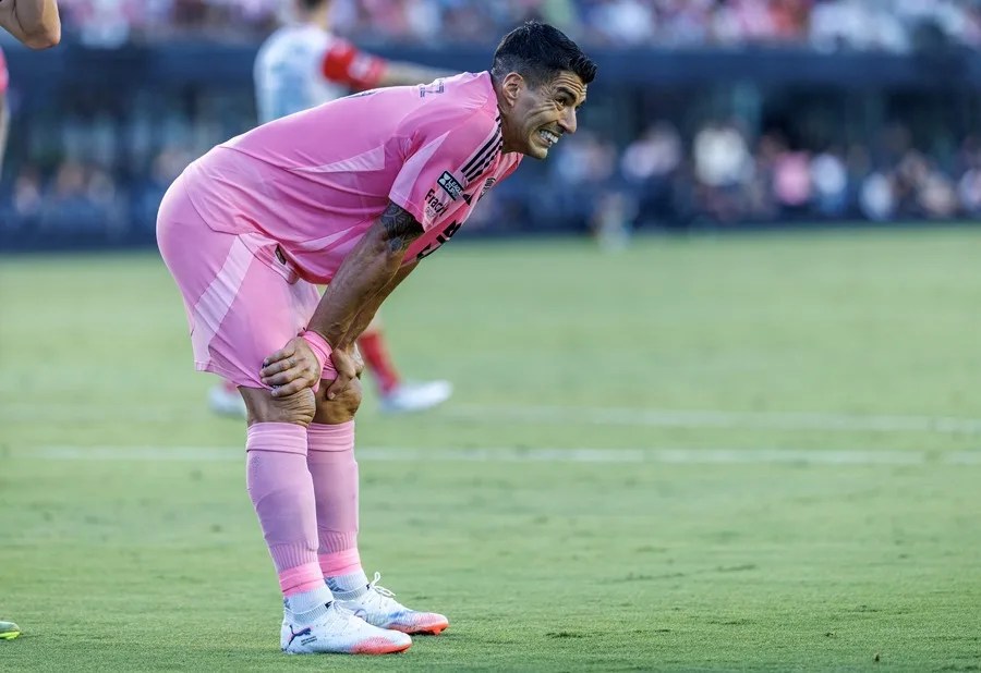 Luis Suárez escupe a un miembro del cuerpo técnico de Sounders en una tangana final