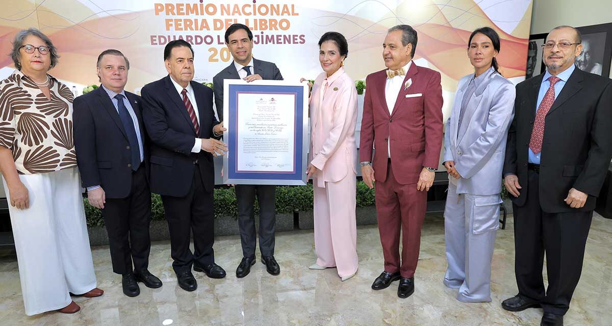 Feria del Libro de Premios Nacionales Eduardo León Jimenes 2025 otorgado a Amadeo Julián