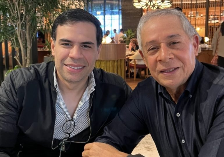 Roberto Ángel celebra los cumpleaños entre felicitaciones de su padre y colegas de arte