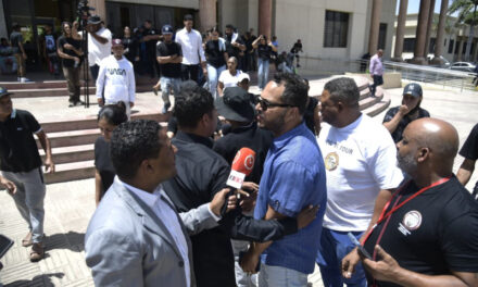 Un pariente de uno de los cinco muertos en Santiago proporciona evidencia de que «compromete» a la policía.