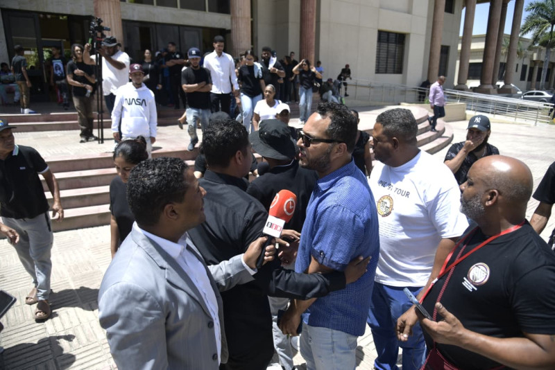 Un pariente de uno de los cinco muertos en Santiago proporciona evidencia de que «compromete» a la policía.