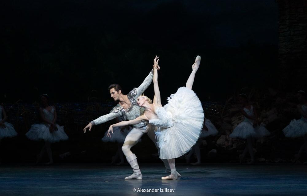 Gala Benefical of World Dance Stars incluye piezas de Oscar de la Renta