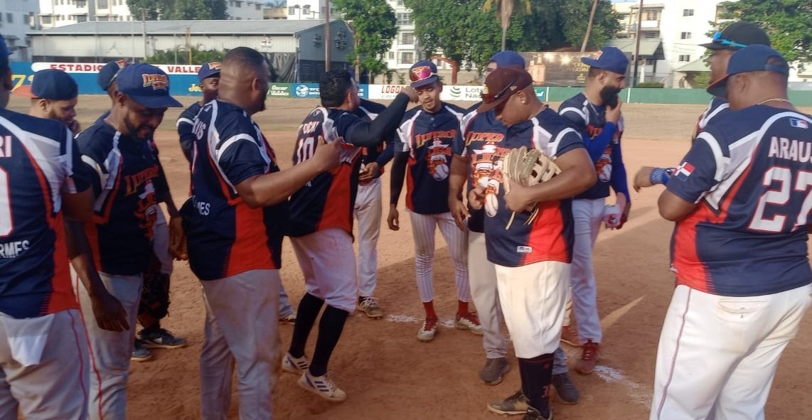 Centro y Luperón avanzan en softbol júnior superior del DN
