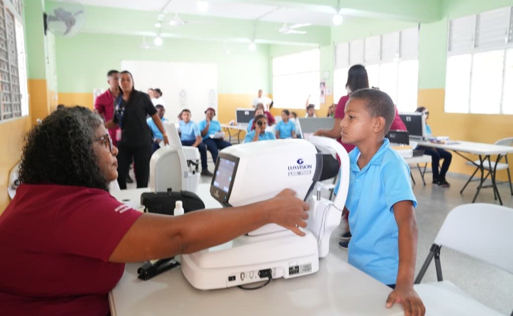 INABIE atiende a 600 estudiantes en etapa de lozanía visual