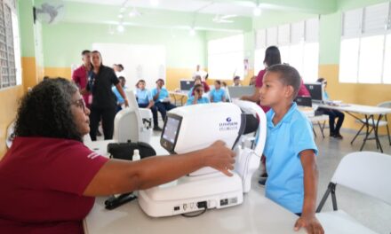 INABIE atiende a 600 estudiantes en etapa de lozanía visual
