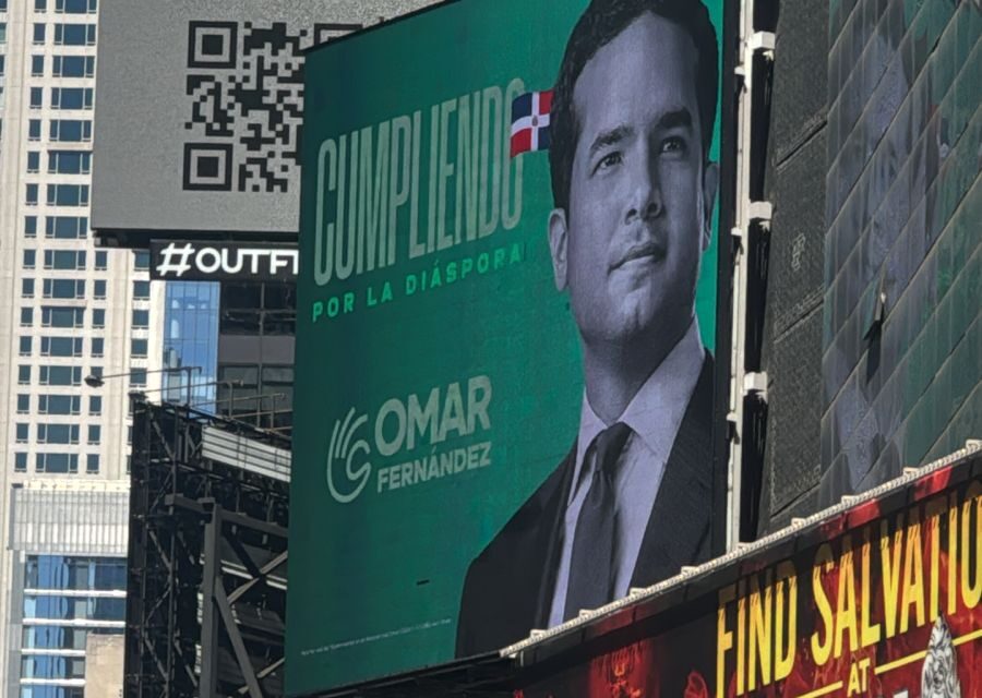 Omar sorprende en la pantalla coloso de Time Square