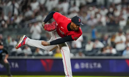 Aroldis Chapman firma extensión con los Medias Rojas para el 2026