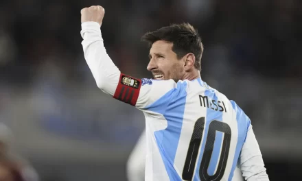 Lionel Messi anotó dos goles en una emotiva despedida en casa de Argentina