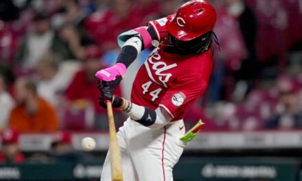 Elly De La Cruz conecta su jonrón 21, pero los Rojos caen en presencia de Piratas en plena lucha por el comodín