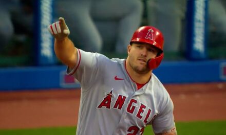Mike Trout rompe sequía jonronera y queda a un batazo de los 400 en su carrera