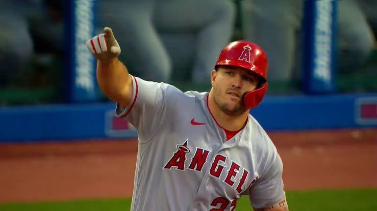 Mike Trout rompe sequía jonronera y queda a un batazo de los 400 en su carrera