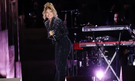 Karol G canta para la fraternidad notable de macroconciera