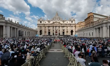 Karol G, John Legend y Bokelli, Macroconcrio El Vaticano