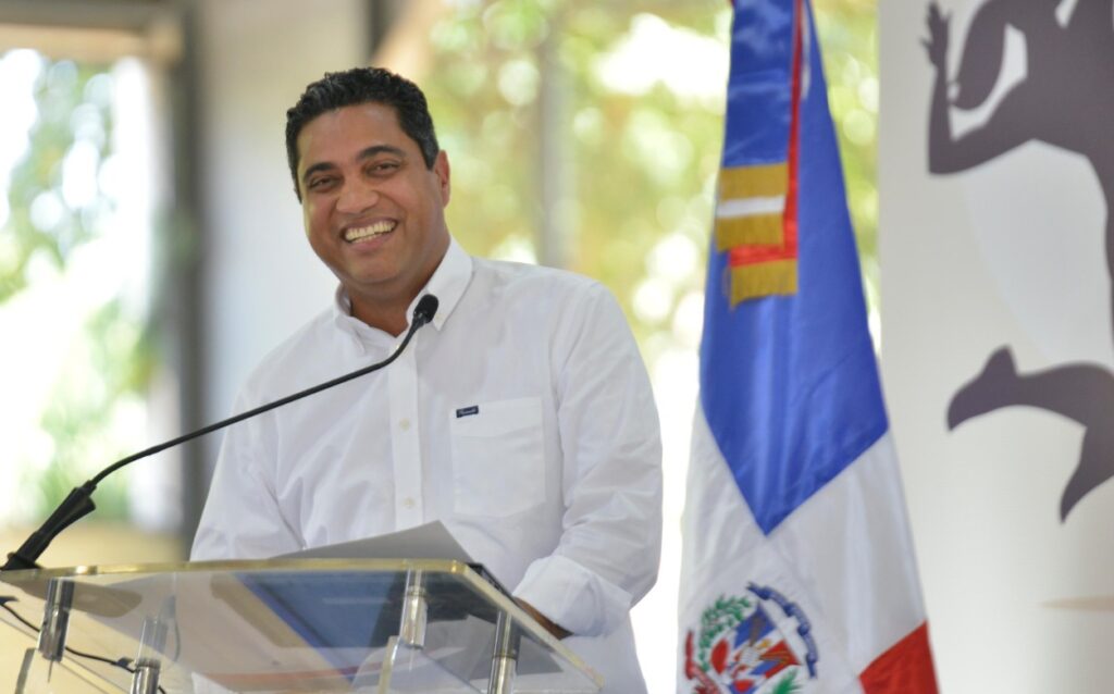Ministro de Deportes entrega techado a Liga La Javilla