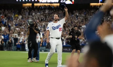 Clayton Kershaw recibe aplausos en su última comprensión de temporada regular en el Dodger Stadium