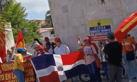 manifestantes en Santo Domingo en medio de tensiones entre los Estados Unidos y Venezuela