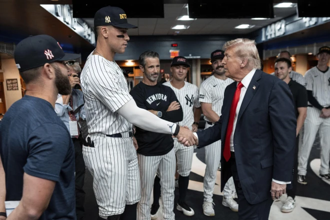 Trump recibe vítores y abucheos al conmemorar el 11-S asistiendo a un partido de los Yankees de Nueva York