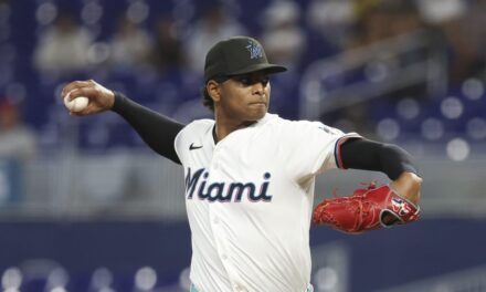 Marlins colocan a Edward Cabrera en cinta de lesionados por esguince en el codo