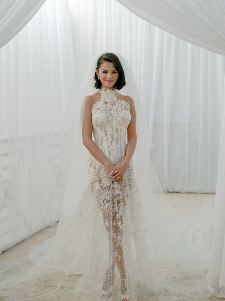 Selena Gómez comparte fotos inéditas de las miradas que llevaba en su boda - Noticias hoy en la República Dominicana | Último minuto