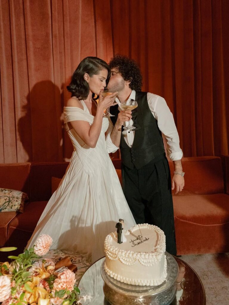 Selena Gómez comparte fotos inéditas de las miradas que llevaba en su boda - Noticias hoy en la República Dominicana | Último minuto