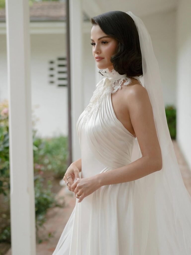 Selena Gómez comparte fotos inéditas de las miradas que llevaba en su boda - Noticias hoy en la República Dominicana | Último minuto