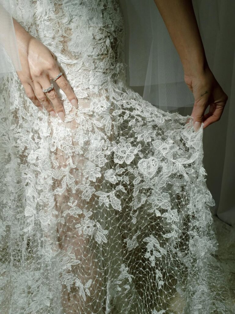 Selena Gómez comparte fotos inéditas de las miradas que llevaba en su boda - Noticias hoy en la República Dominicana | Último minuto