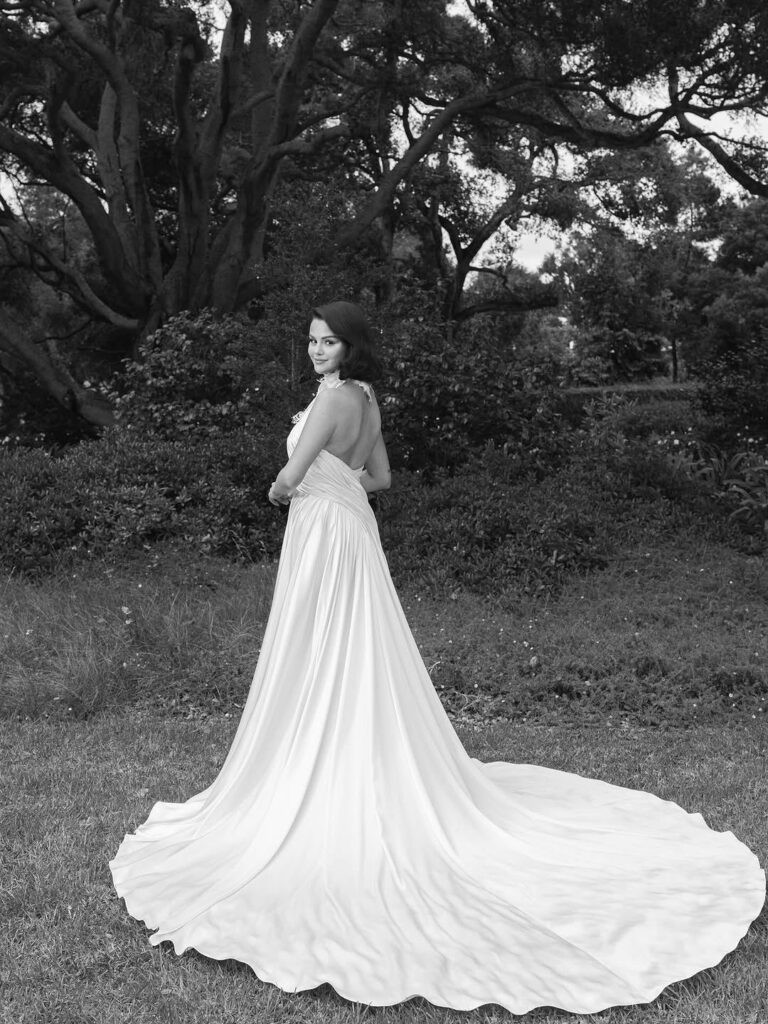 Selena Gómez comparte fotos inéditas de las miradas que llevaba en su boda - Noticias hoy en la República Dominicana | Último minuto