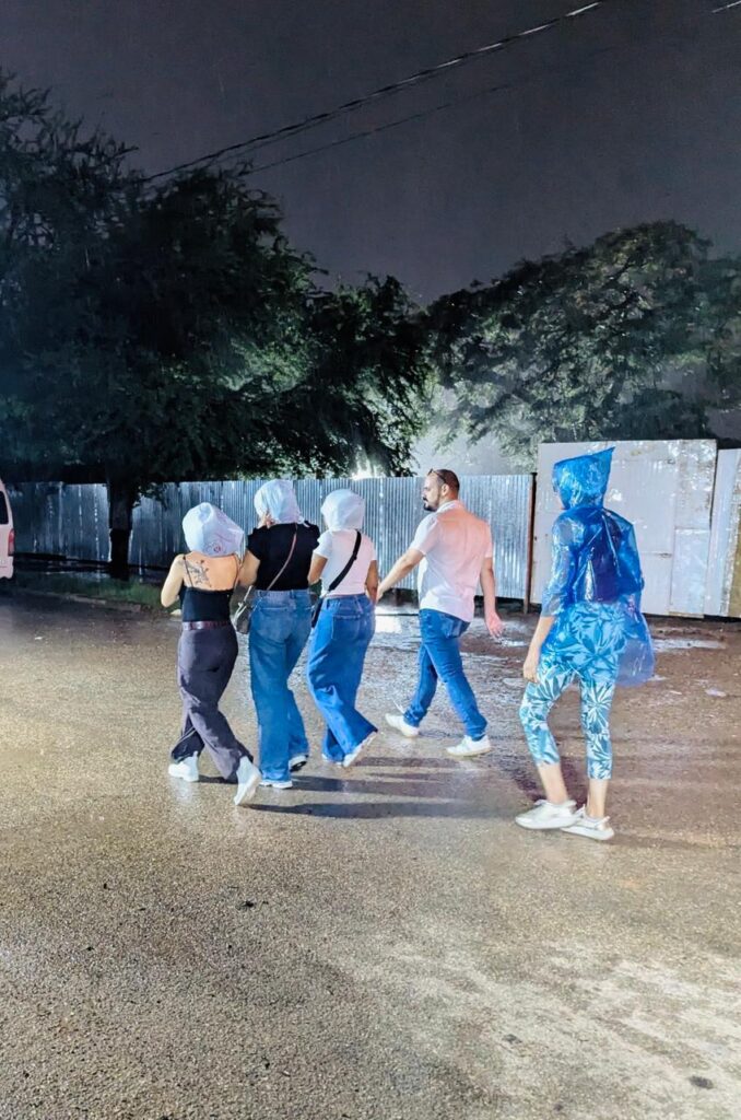 Fanáticos de Erreway cambiaron llamativos outfits por paraguas y cobertores tras fuertes lluvias | 4 | Fanáticos de Erreway intercambiaron llamativos atuendos por paraguas y cobertores tras fuertes lluvias - Noticias de hoy en República Dominicana | último minuto