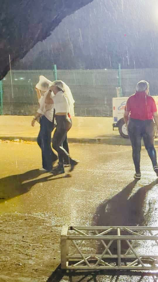 Fanáticos de Erreway cambiaron llamativos outfits por paraguas y cobertores tras fuertes lluvias | 3 | Fanáticos de Erreway intercambiaron llamativos atuendos por paraguas y cobertores tras fuertes lluvias - Noticias de hoy en República Dominicana | último minuto