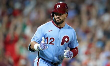 Schwarber desata su poder: dos jonrones (uno de 455 pies) mantienen con vida a los Filis