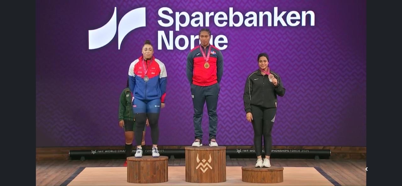 Yudelina Mejía hace historia al conquistar el primer oro mundial para la halterofilia dominicana