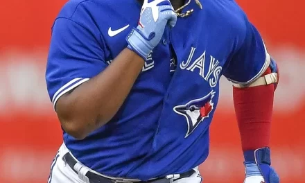 Vladimir Guerrero Jr. azafate de 4-4, incluye jonrón y dos dobles para encabezar paliza de los Azulejos sobre Seattle en el Juego 3