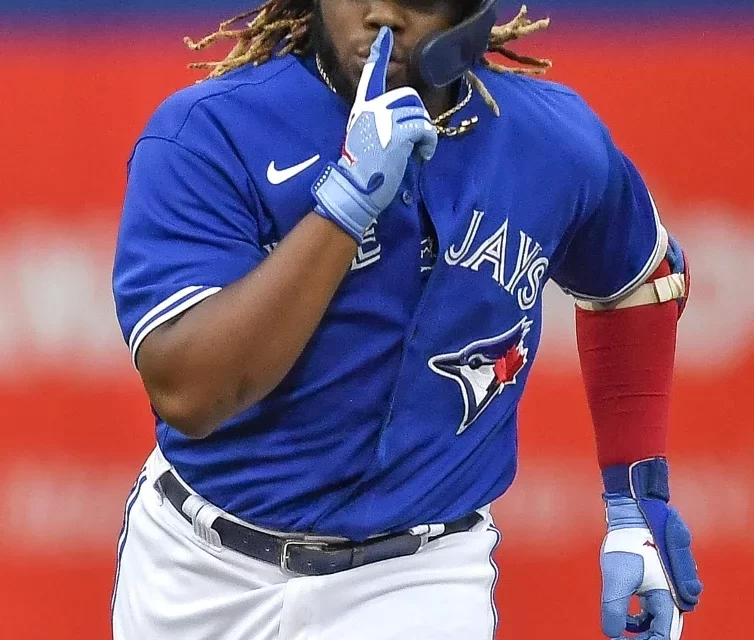 Vladimir Guerrero Jr. azafate de 4-4, incluye jonrón y dos dobles para encabezar paliza de los Azulejos sobre Seattle en el Juego 3