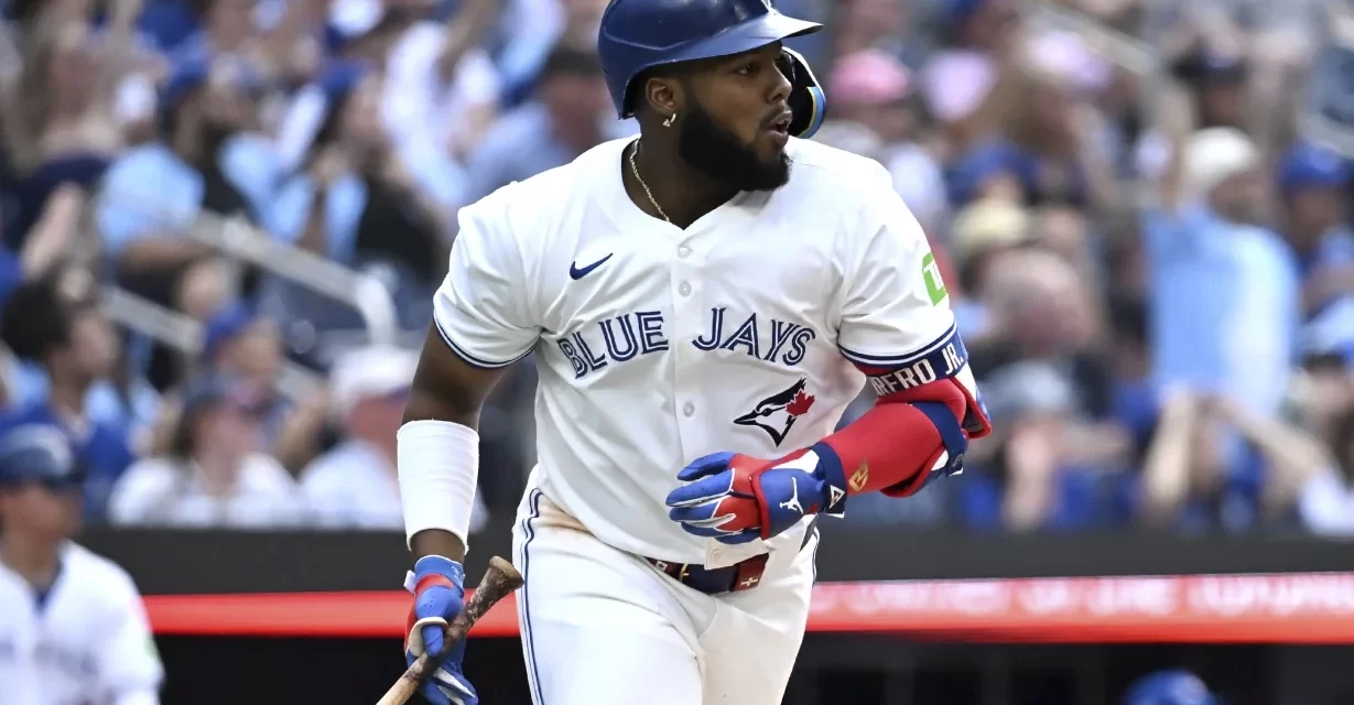En medio del esparcimiento, Vlad Guerrero Jr. le pidió a Dios, de rodillas, una triunfo para los Azulejos